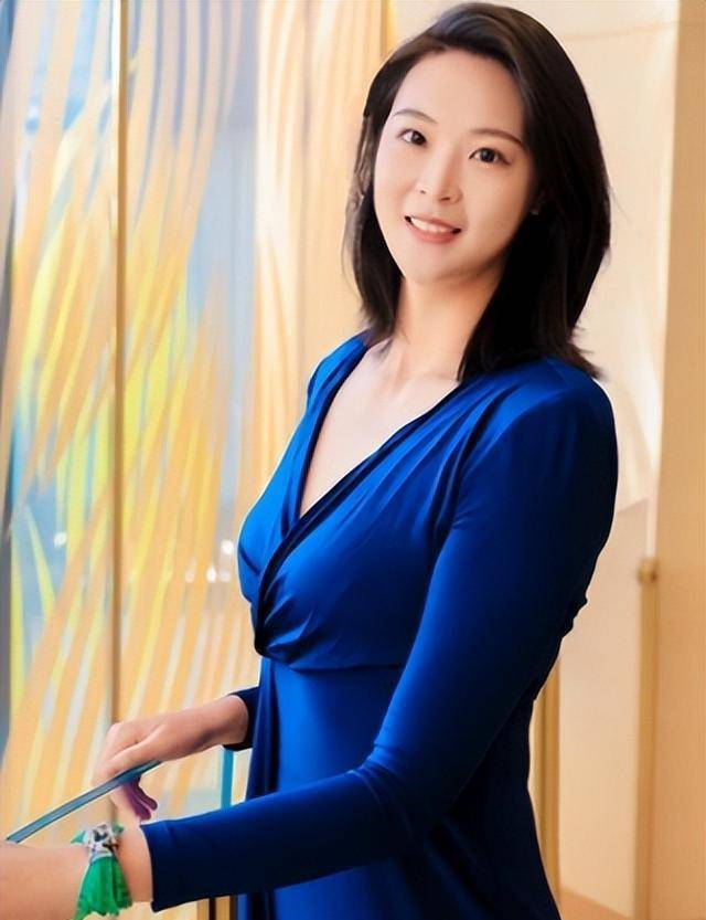 32岁的惠若琪以蓝色深v长裙惊艳亮相,展现丰腴圆润女人味_生活_退役