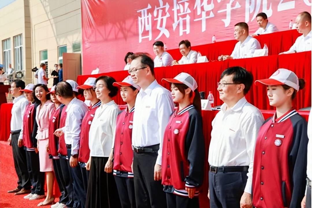 西安培华学院举行2023年新生开学典礼暨军训总结大会_华人_学子_青春