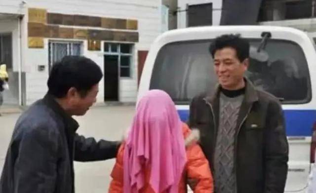 "马面女孩"吴小燕:14年出门用布遮头,"换脸"7年后收获爱情_母亲_父母