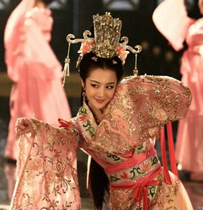 中清丽的甄宓……早年间,她曾被称为武装第一美人,《楚汉传奇》中的惹