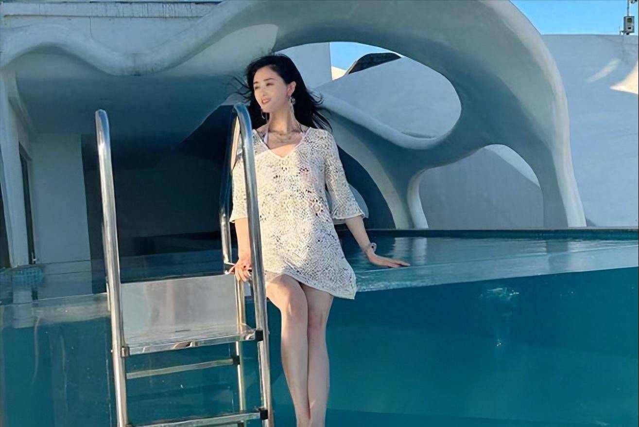 蒋欣庆祝新戏杀青,穿束腰裙踩恨天高瘦成纸片人,细腰长腿抢镜头_魅力