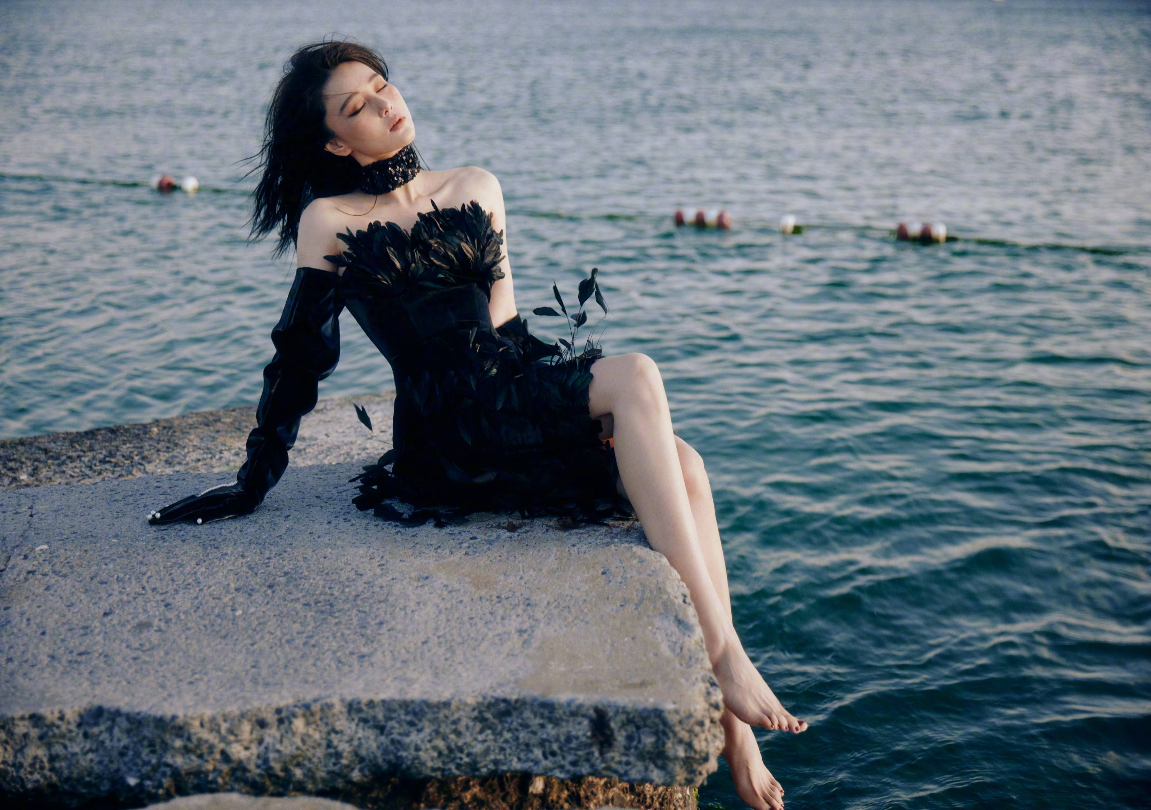 36岁张馨予登《时尚芭莎》封面,穿时尚连衣裙,大秀时尚身材_紧身_头饰