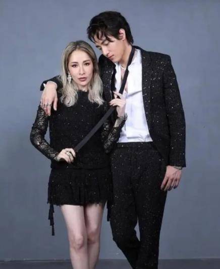 萧亚轩一直收割小鲜肉,感情丰富无一人修成正果,四十多岁仍单身_母亲