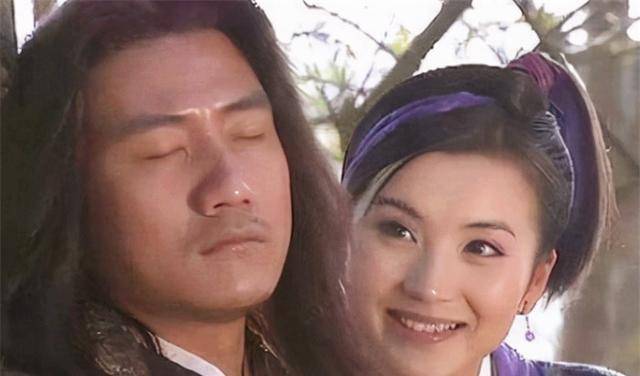 《天龙八部》中,阿紫为何抱乔峰跳崖?
