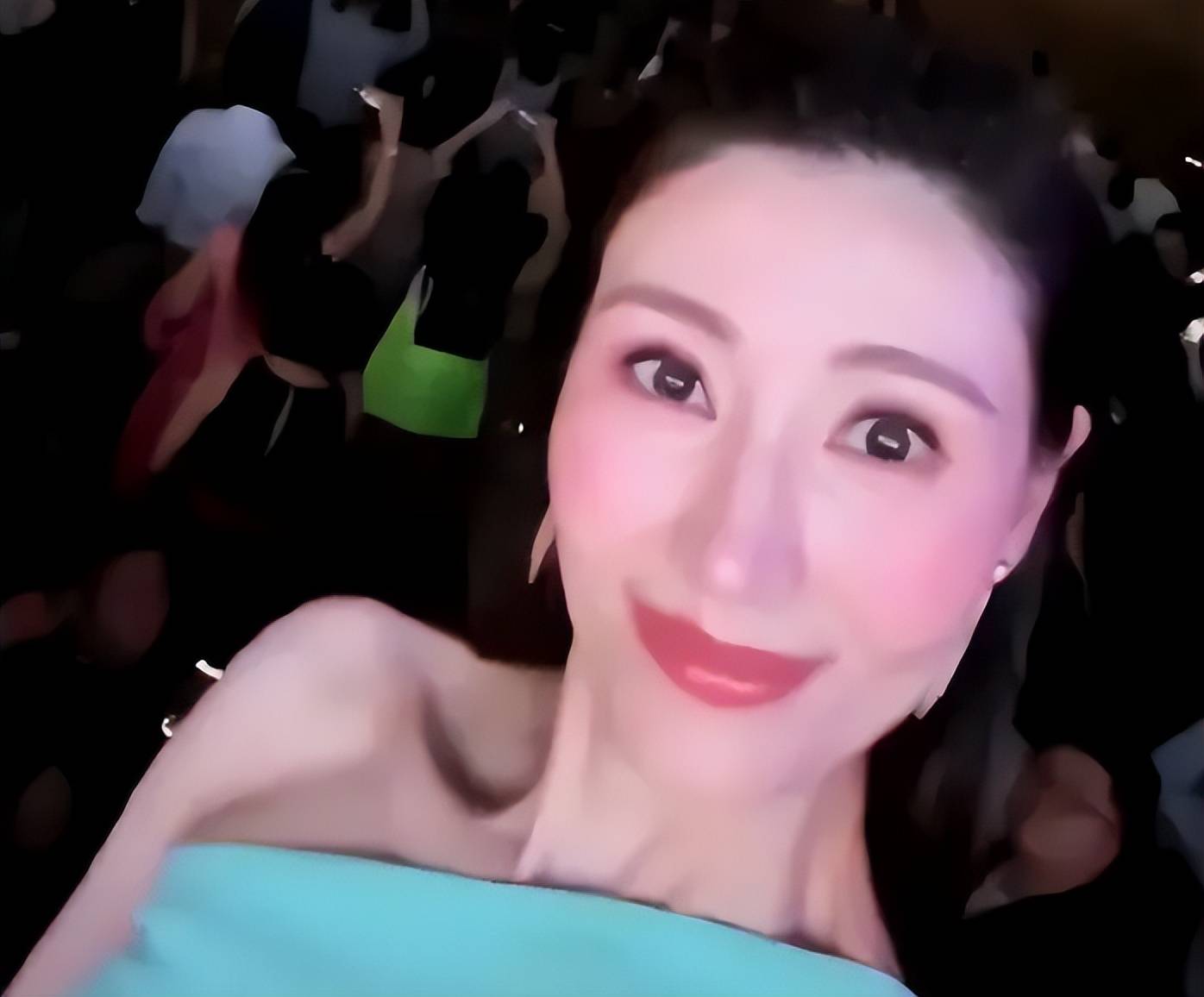 还有网友则调侃李嘉欣的下巴很怪异,好似动画片中的女巫角色.