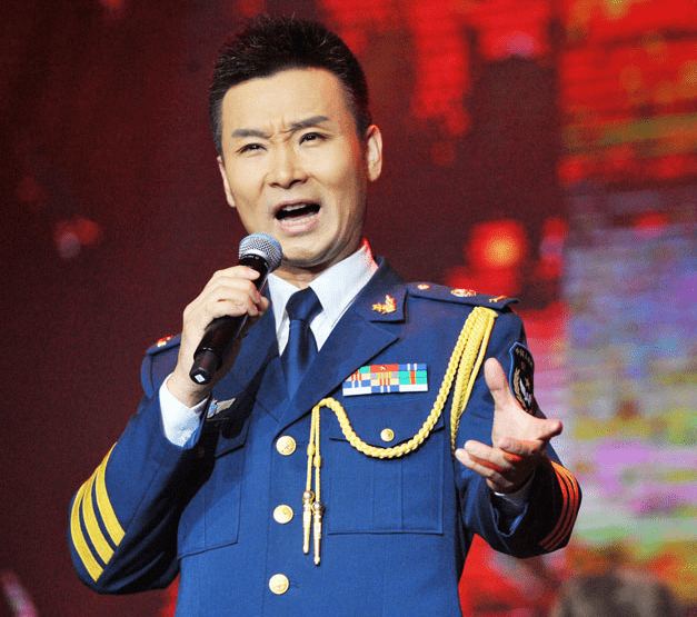刘和刚是一名优秀的士兵和歌手,他用歌声来表达力量和爱