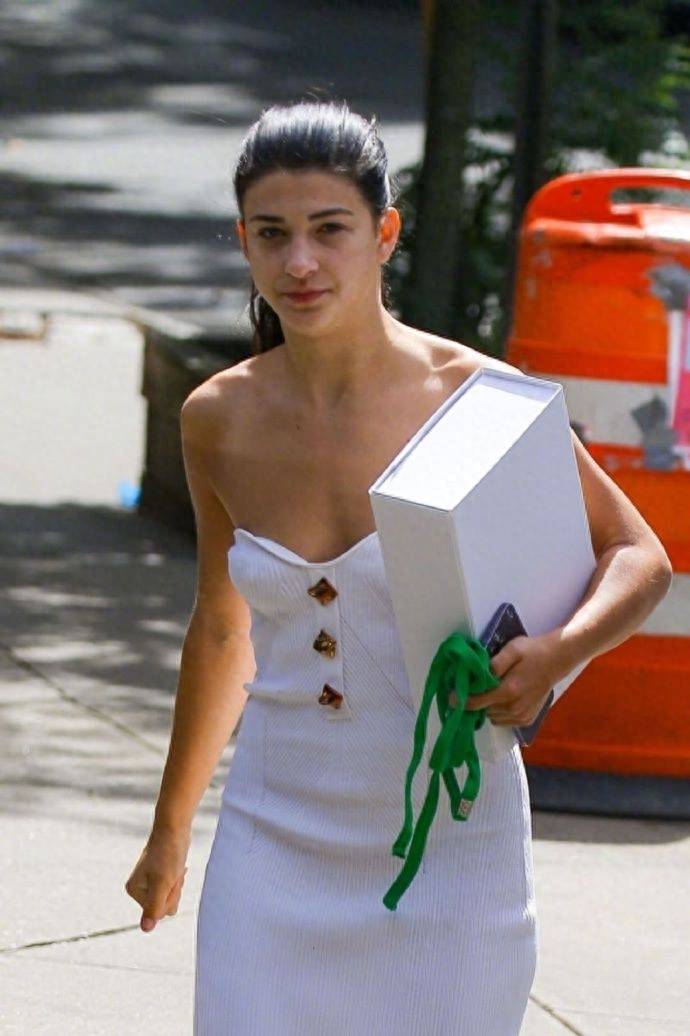 比尔盖茨21岁女儿菲比,白色抹胸长裙搭配高跟凉拖鞋,名媛网红