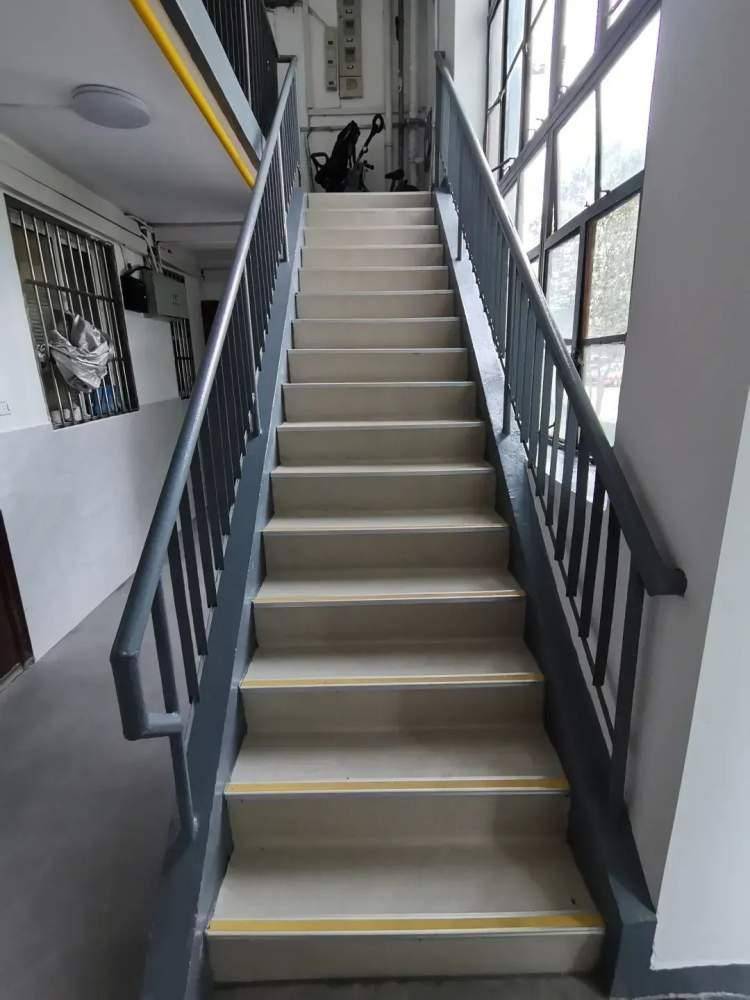 改造前富岩路4号,9号两幢居民楼建于上世纪90年代,去年顺利完成加装