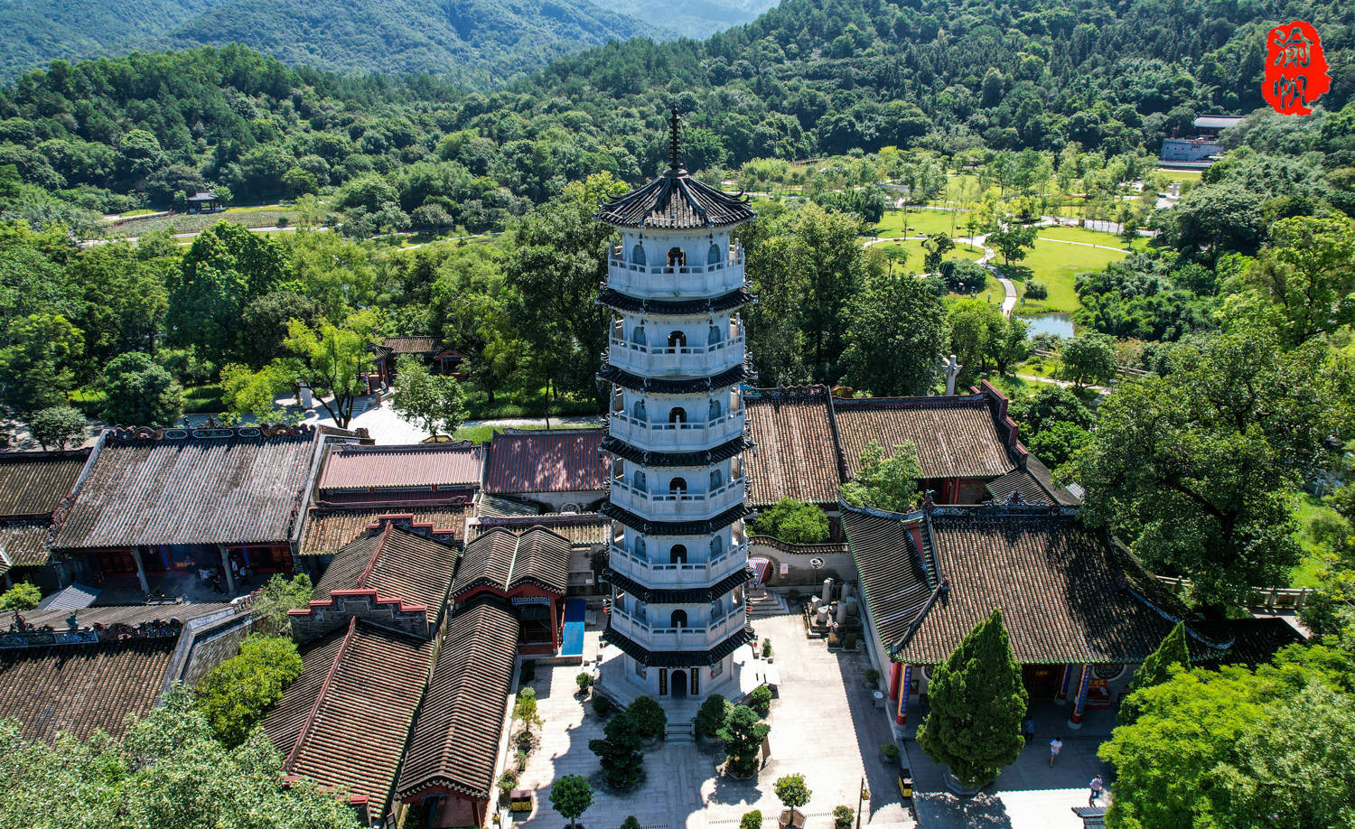 云浮禅修第一天,遇上著名的六祖诞,游客在雨中悦行寻禅,感受禅修的