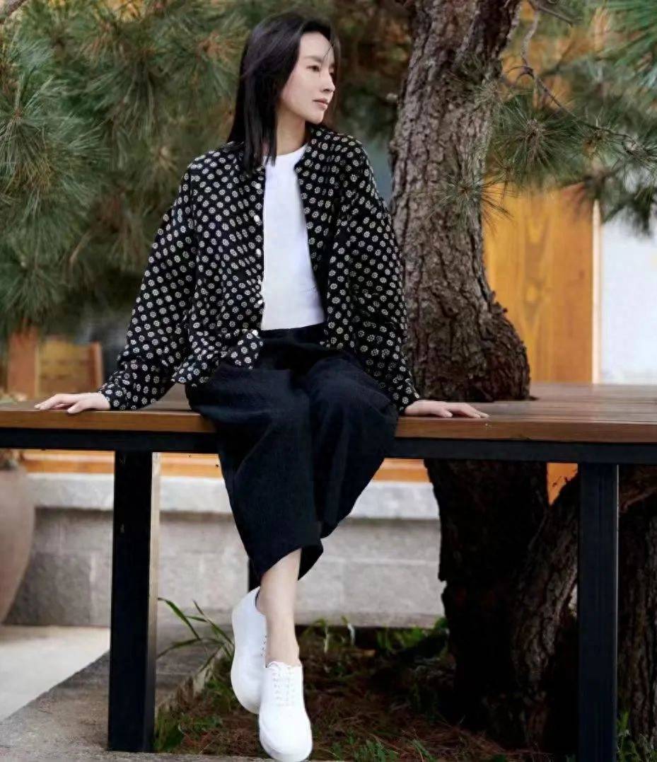 董洁春季穿搭圈粉无数!中年女性这样打扮最美自然!_气质_衣服_夹克