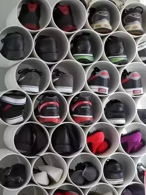 用剩下的pvc管裁成相同长度,然后用胶水把它们拼在一起,做成一个鞋架