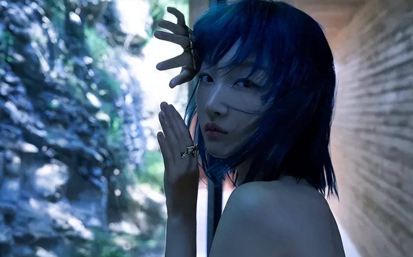 纤细的身材,细腻的皮肤一头蓝色短发,像极了之前网上对她的评价"小