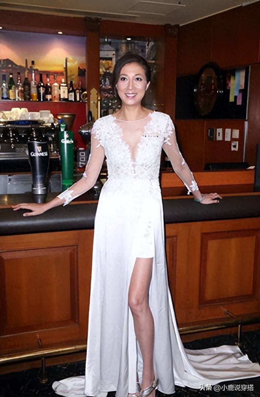 46岁吴绮莉早该这么打扮,穿小短裙超模腿吸睛,放下头发真显年轻_整体