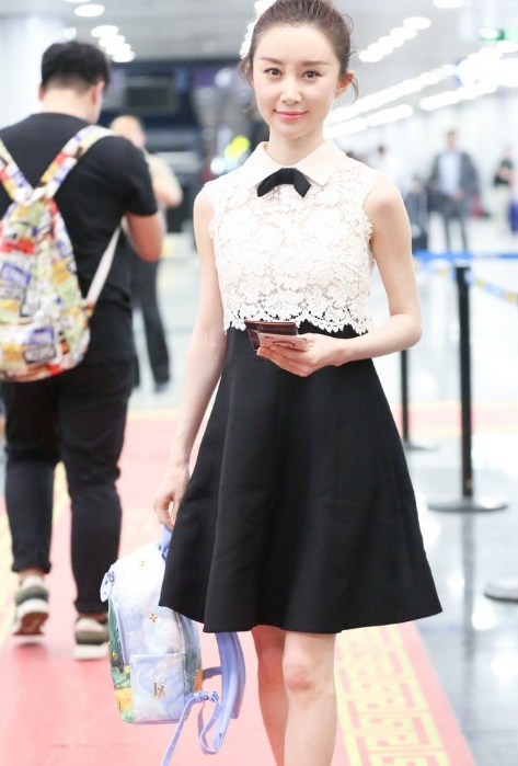 舒畅原来这么会穿衣服,一半衣摆塞进裤头里,这个小举动很加分!