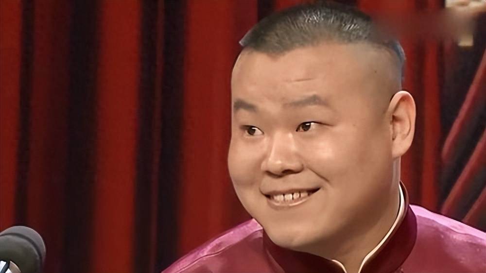 首先,我们熟知的岳云鹏,那位说相声时笑容可掬,妙语连珠的男演员,凭借