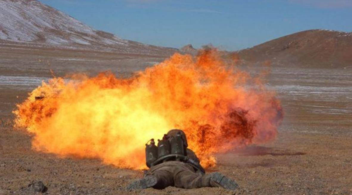 从58式到02式喷火器,解放军喷火器发展70年,清扫战壕堡垒的利器_作战