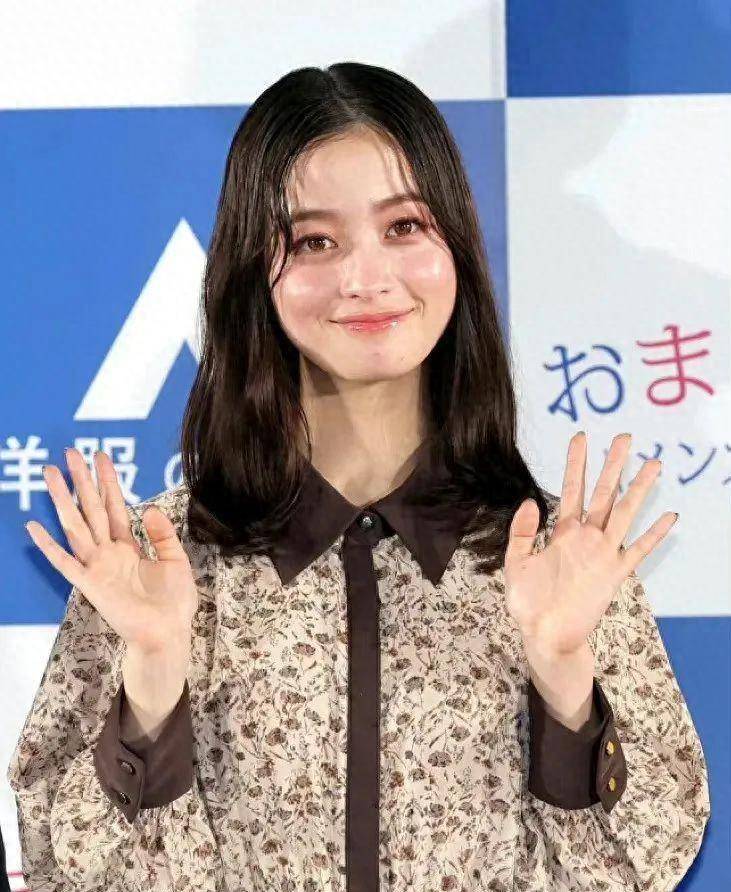 于是大人忍不住打开了桥本环奈的instagram页面,想看看这位24岁的美女