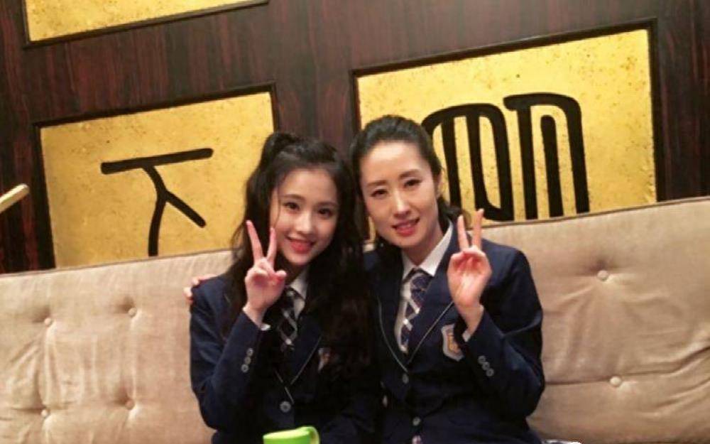 刘敏涛很少描绘女儿,比年仅13岁时的妈妈还帅,而且身材优质!