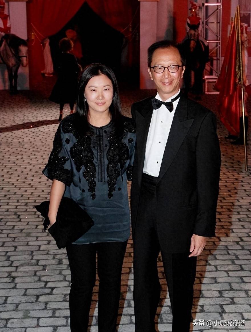 "跳水女皇"伏明霞和大26岁富豪老公罕见露面,夫妻同框像父女_黑色
