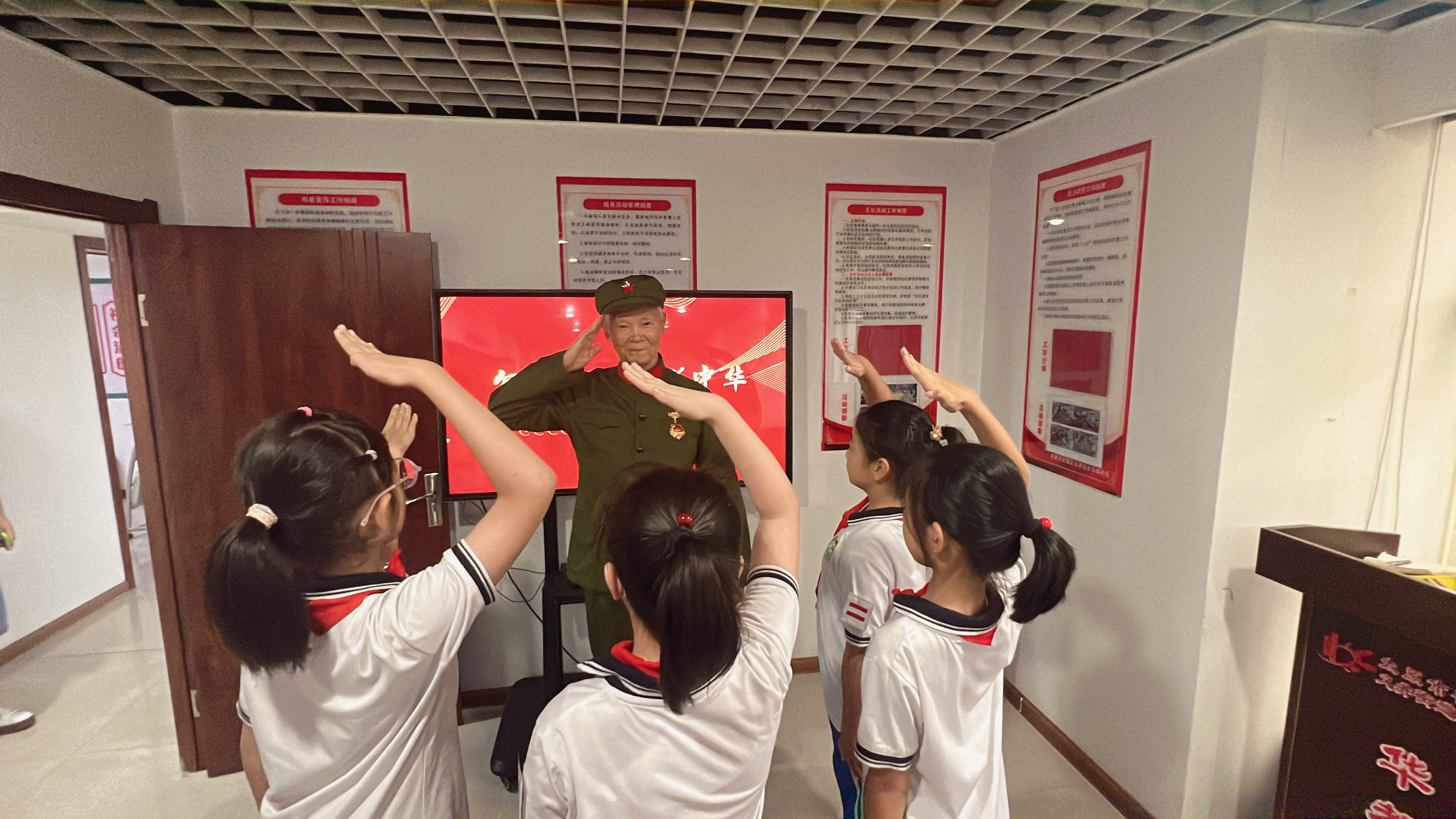 胡泽民出生于1943年,于1961年入伍至炮兵第十五师,历任报务员,打字员