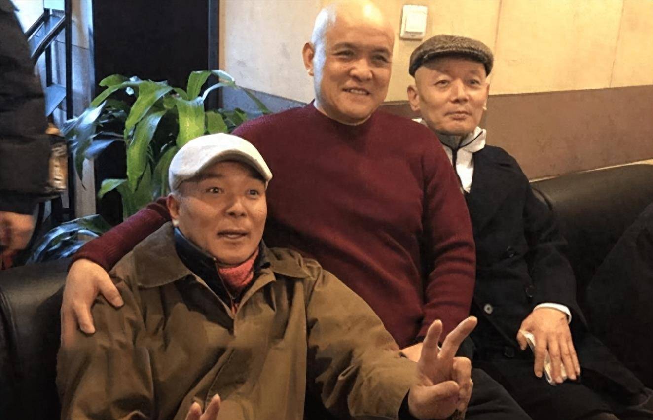 邱悦之前问过谢园:"你一生中最害怕的是什么?"谢园回道:"怕黑,怕葬礼.