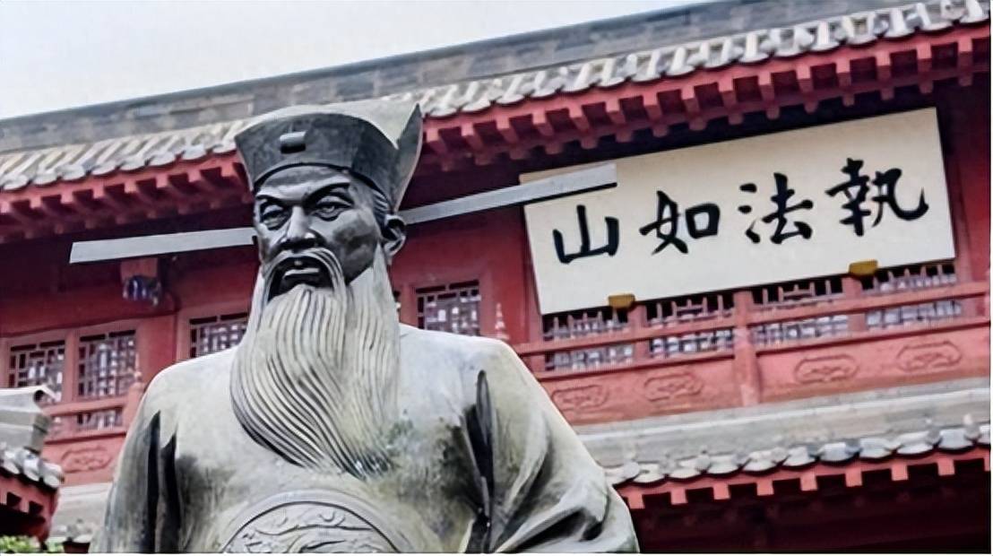 他的舅舅触犯法律后,包拯在公堂之上坚持依法处理,毫不留情.