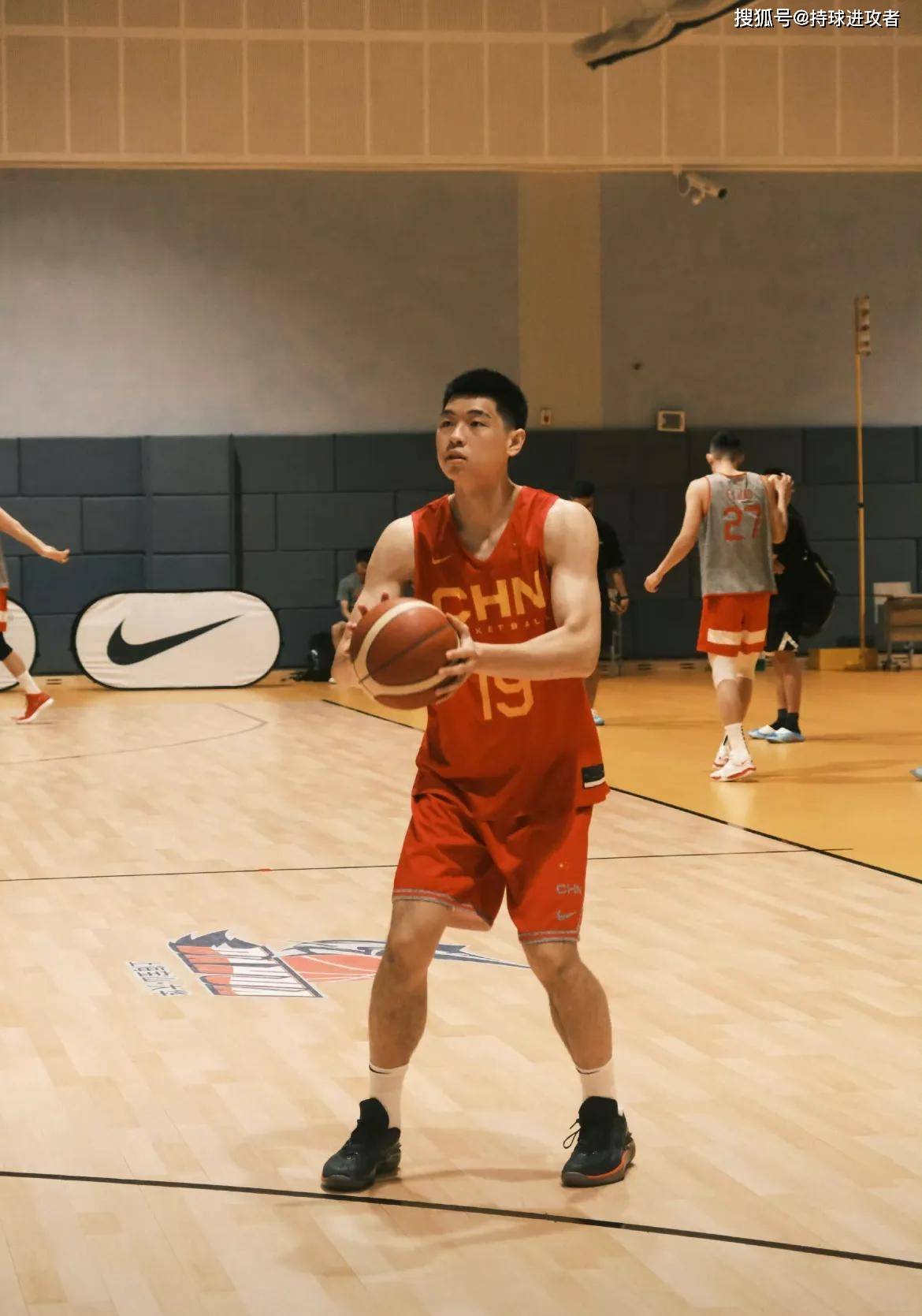 赵睿备战亚运会采访:谈更换10号球衣,个人状态及国家队人员变化_号码