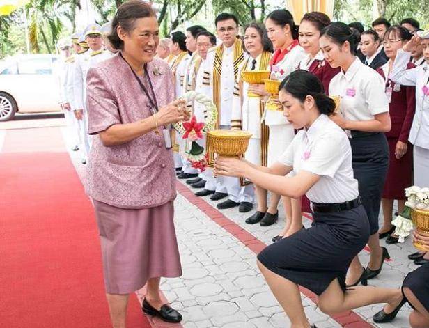 诗琳通_公主_屈膝礼