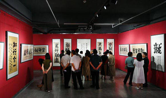 中国书画院爨体书法研究院"张俊瑜爨书展"成功举办_董事长_北京_艺术