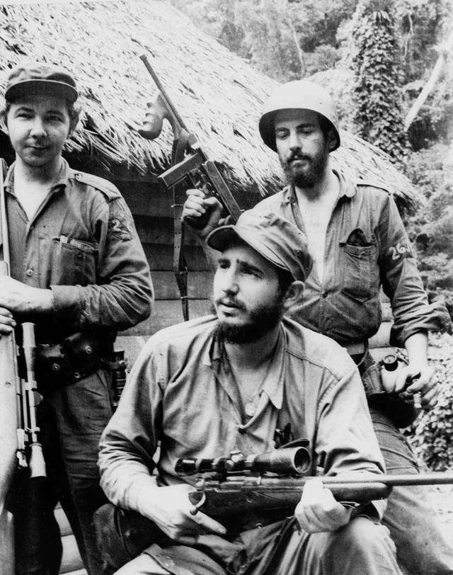 1956年底,卡斯特罗兄弟跟格瓦拉率领82名革命者,乘坐游艇从墨西哥出发