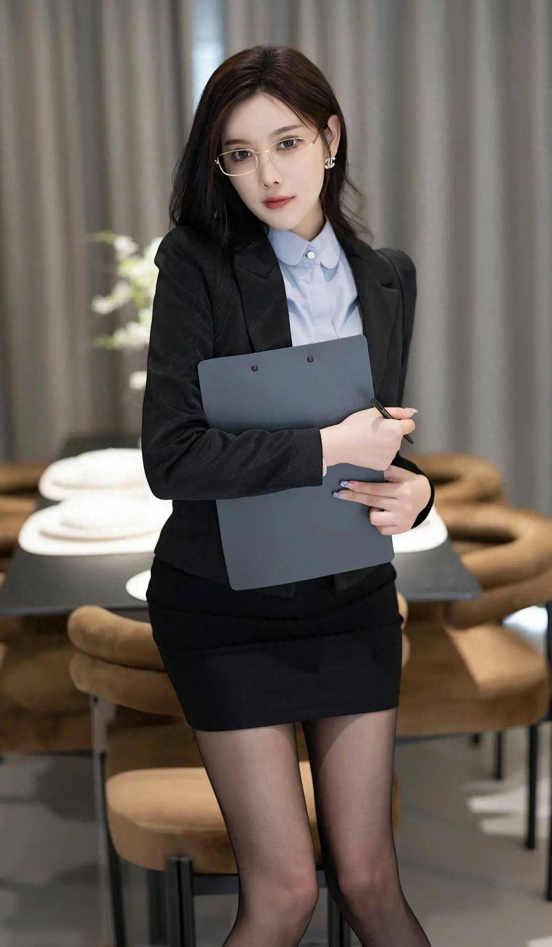 那双长腿,包裹着诱人的曲线,触动着每一个儒者的心.