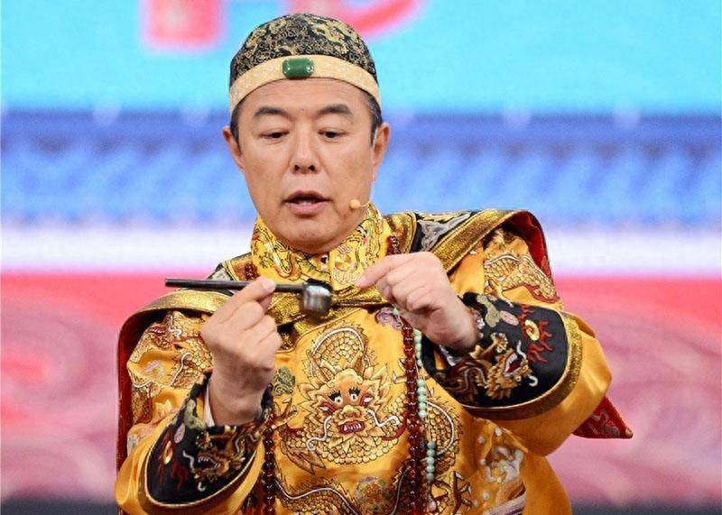 "潇洒皇帝"张铁林:9个女人3个孩子,他是如何渣完一个又一个?