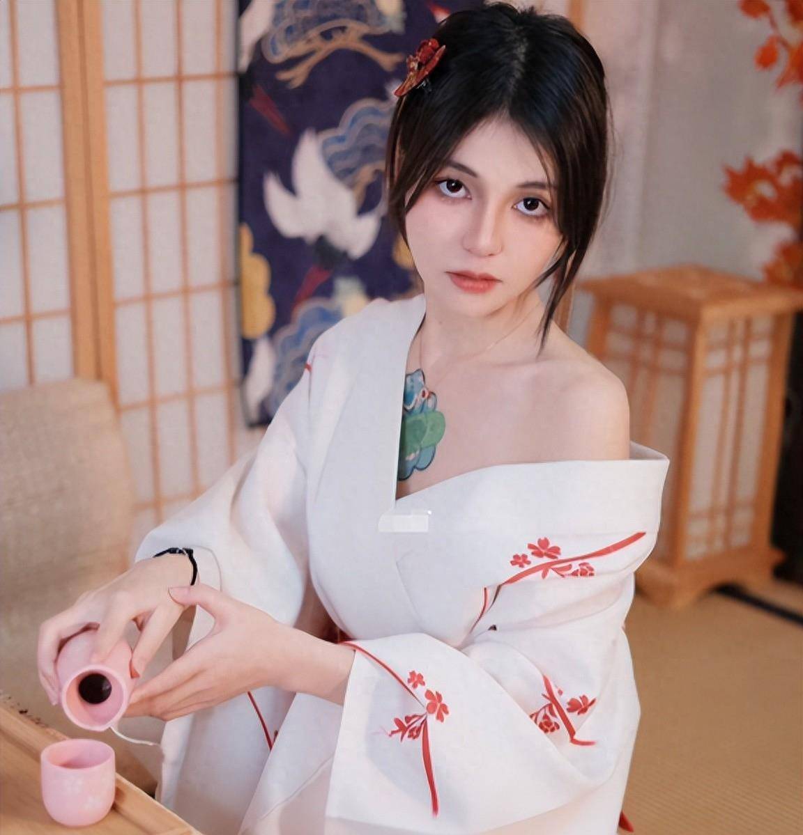 为什么日本女人穿和服不穿内衣