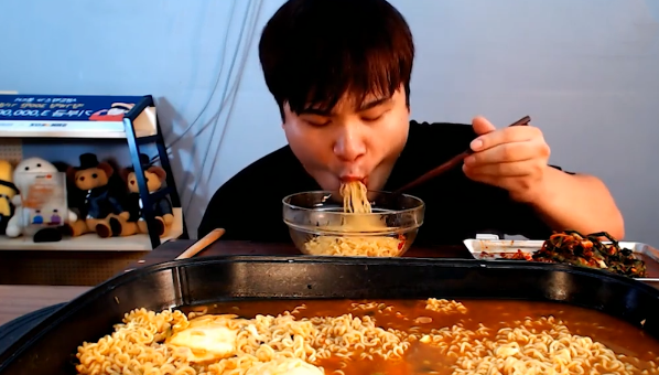 大胃王挑战50斤"面条",当锅倾斜90度露馅了,网友:越看越假!