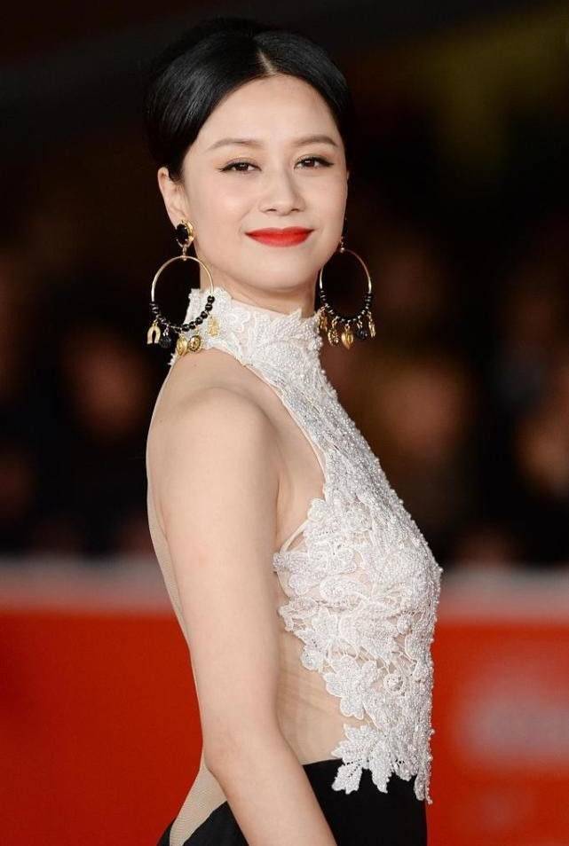 张颂文和婷美广告模特倪虹洁罕同框,跟着"强哥"的女人感觉都像"大嫂"