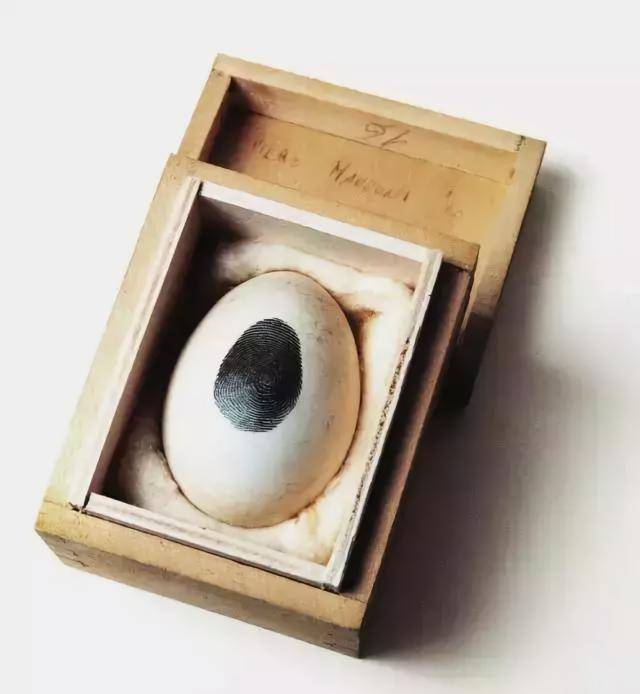 他将自己的粑粑封进90个罐头,然后再封口上写下:"艺术家的大便"