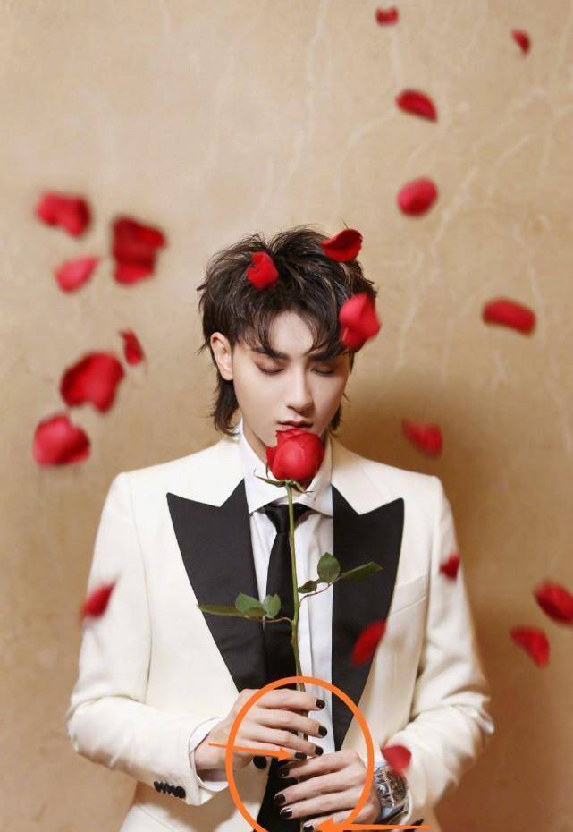 黄子韬再做新美甲发照炫耀,首晒美甲细节照,我被小拇指美甲设计感动