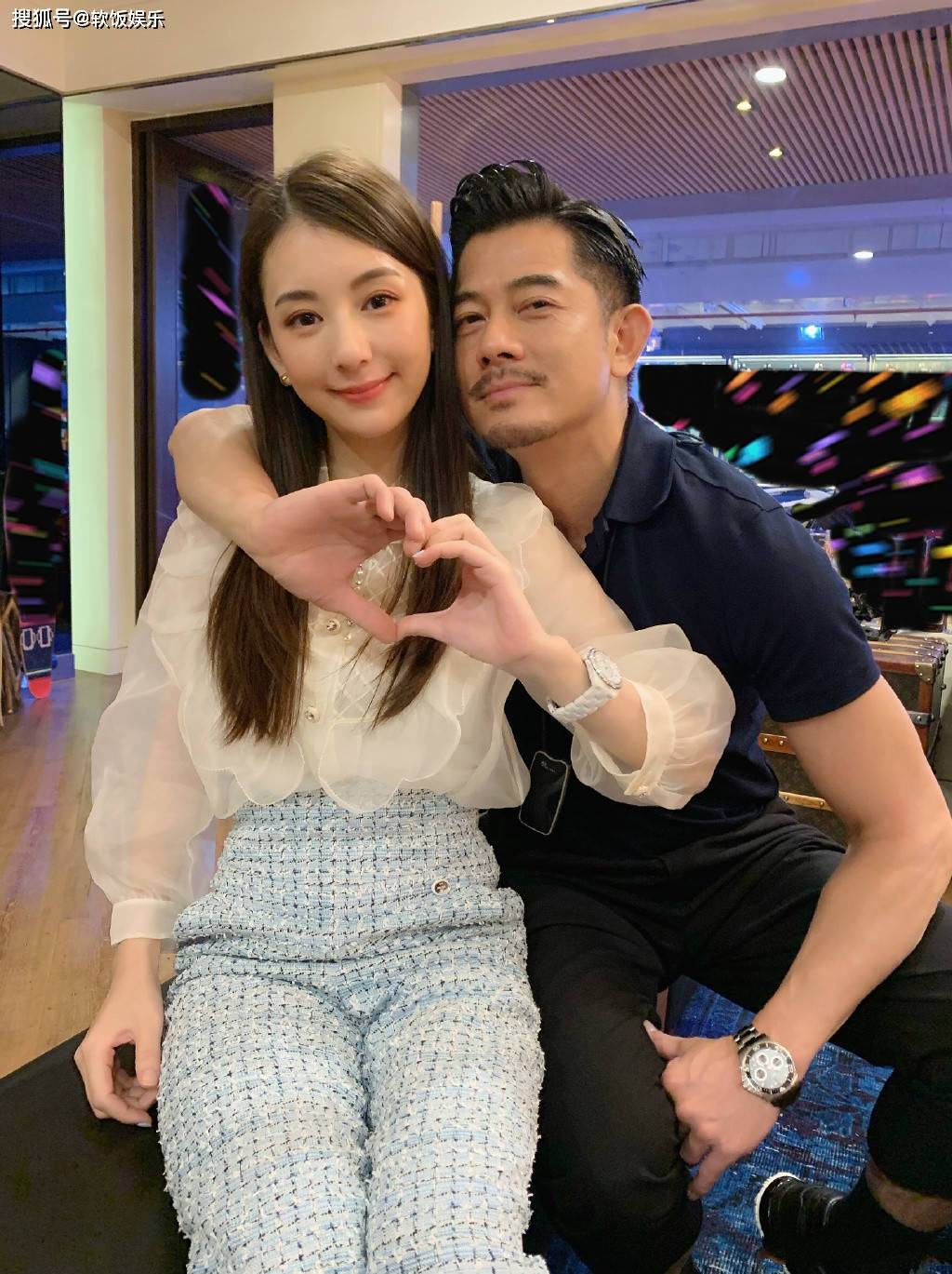 58岁郭富城与小21岁娇妻激动相拥!