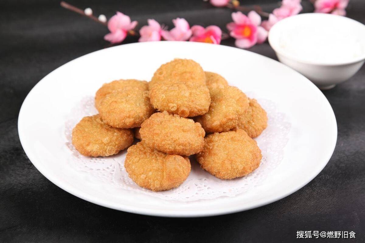 大头麻叶大头麻叶是一种油炸面食,四个头均匀,头内膨空,膨松柔软,外脆