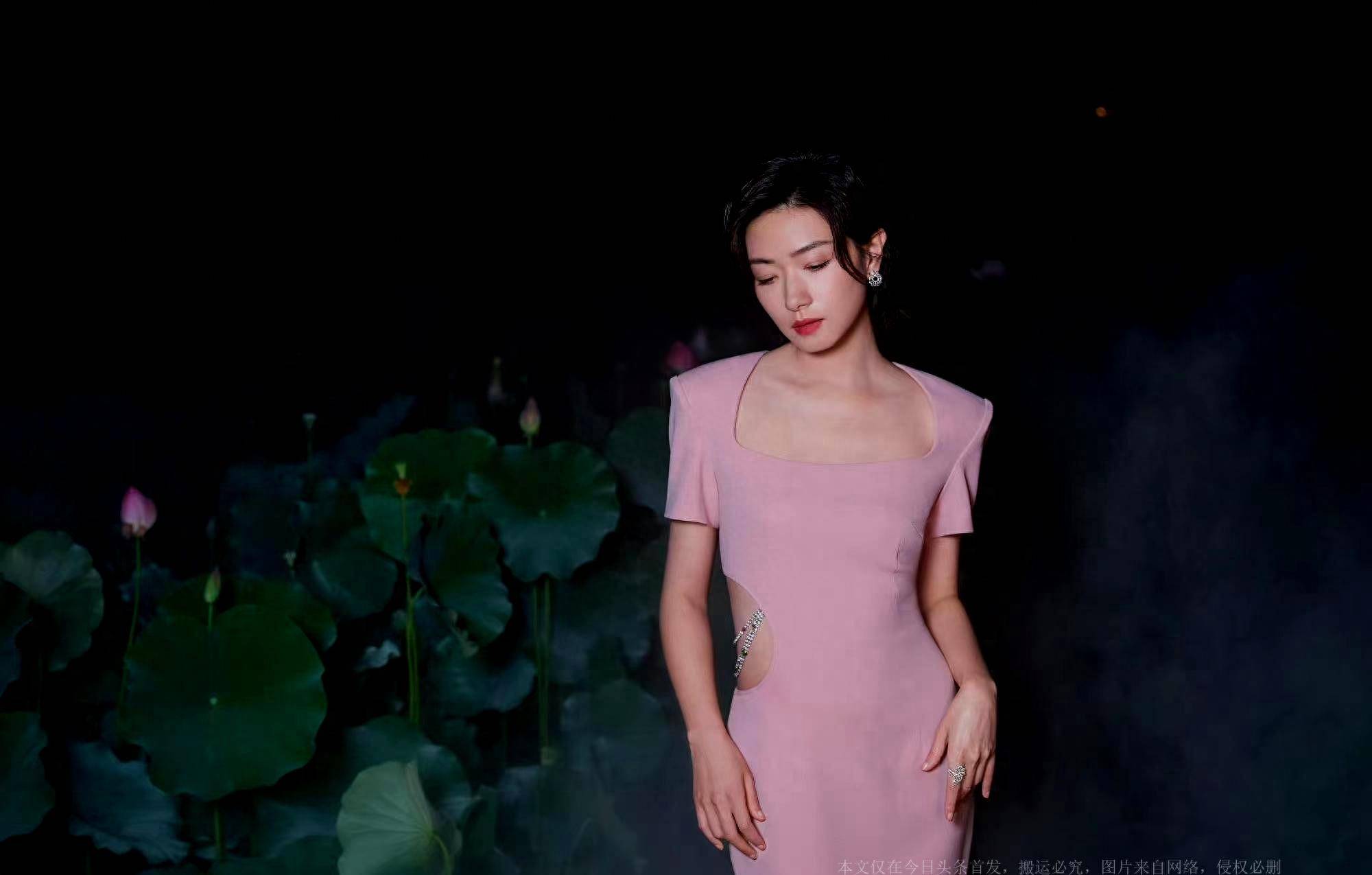 周冬雨和王一博一起出现.她选择了一件挂脖金色亮片连衣裙.
