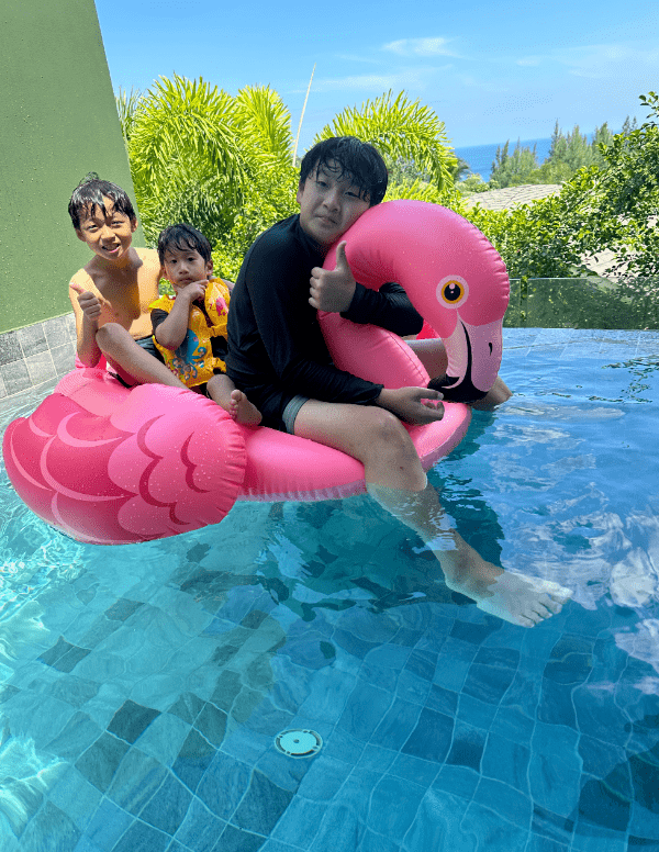 邹市明一家泰国度假,12岁轩轩瘦了模样变化大,被赞成韩系帅哥_冉莹颖