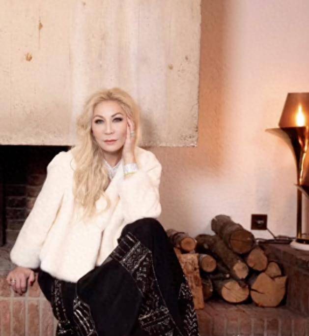 62岁女子网红安娜中风离去,身家42亿出手阔绰,4段婚姻育有一子_生活