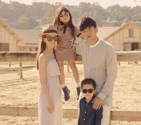 周杰伦晒妻女近照,昆凌带女儿豪宅游泳,网友催"周董,发专辑"_美人鱼