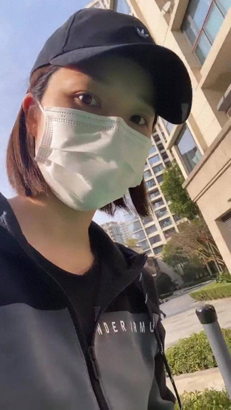 只见李亚男身穿休闲装,头戴棒球帽,素颜出镜皮肤白皙细腻,状态超好.