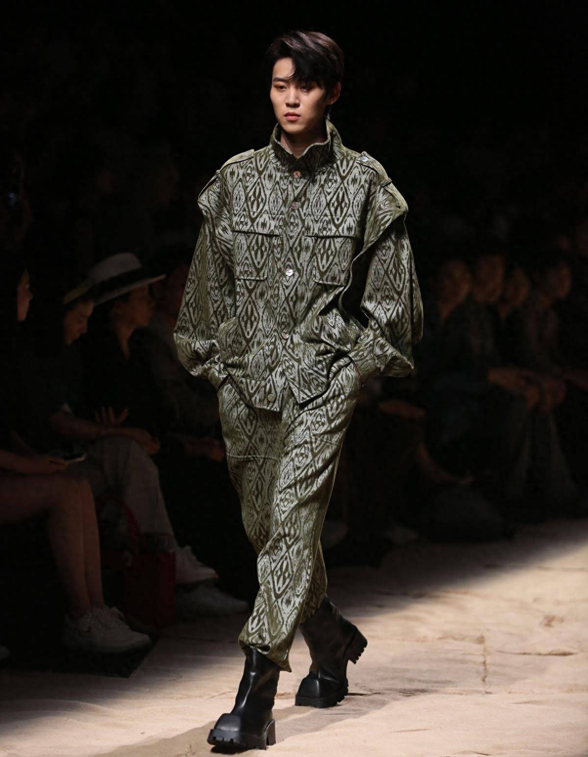 现场观看中国国际时装周秀场,韩琪ss24系列发布会在北京举行_时尚