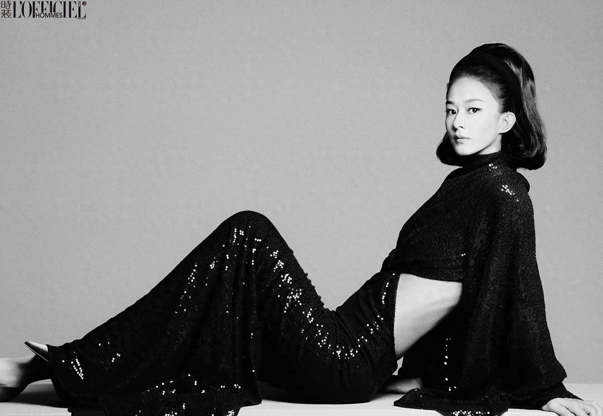 赵丽颖《时装男士》王牌封面,筒裙秀美腿,复古风再现赫本_黑色_时尚