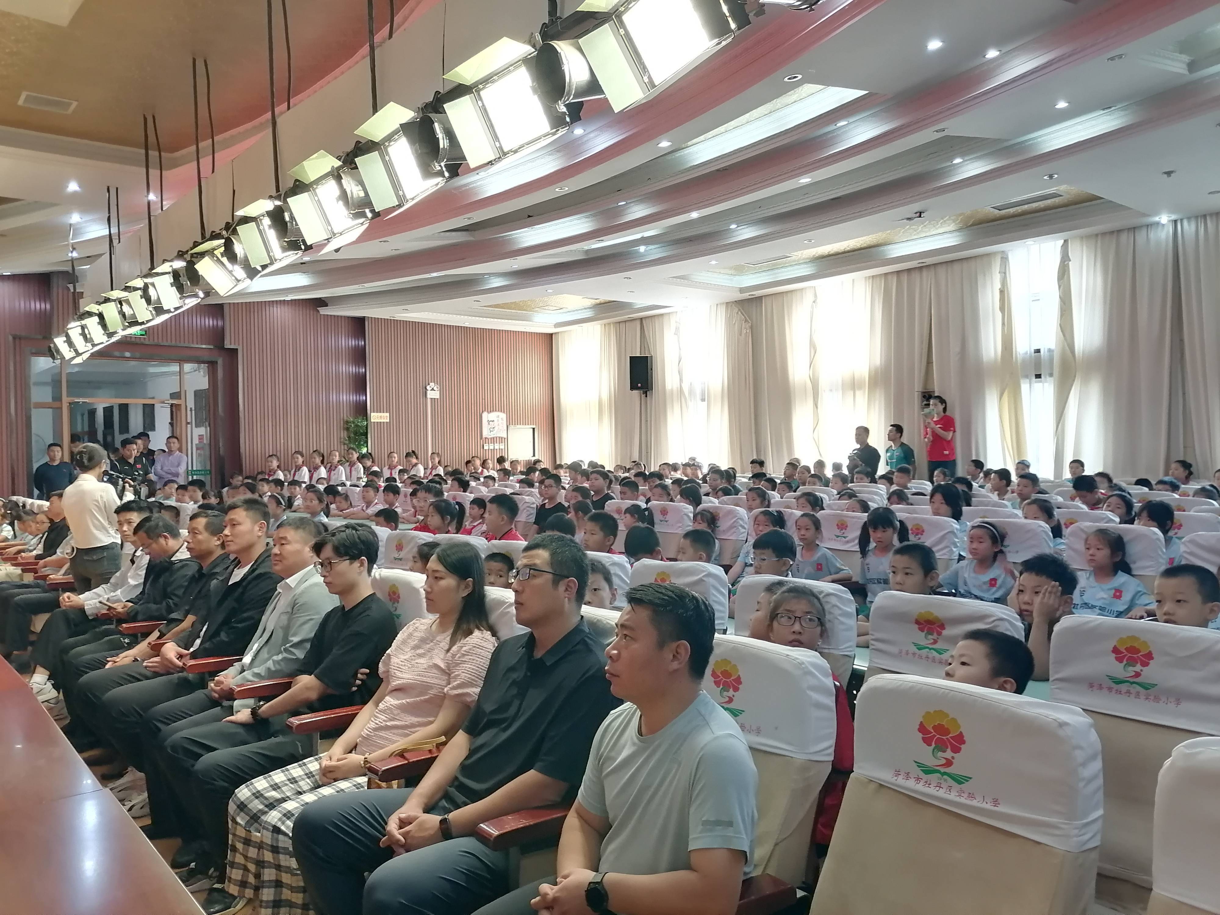 山东省"奥运全运冠军公益行"志愿服务活动走进菏泽