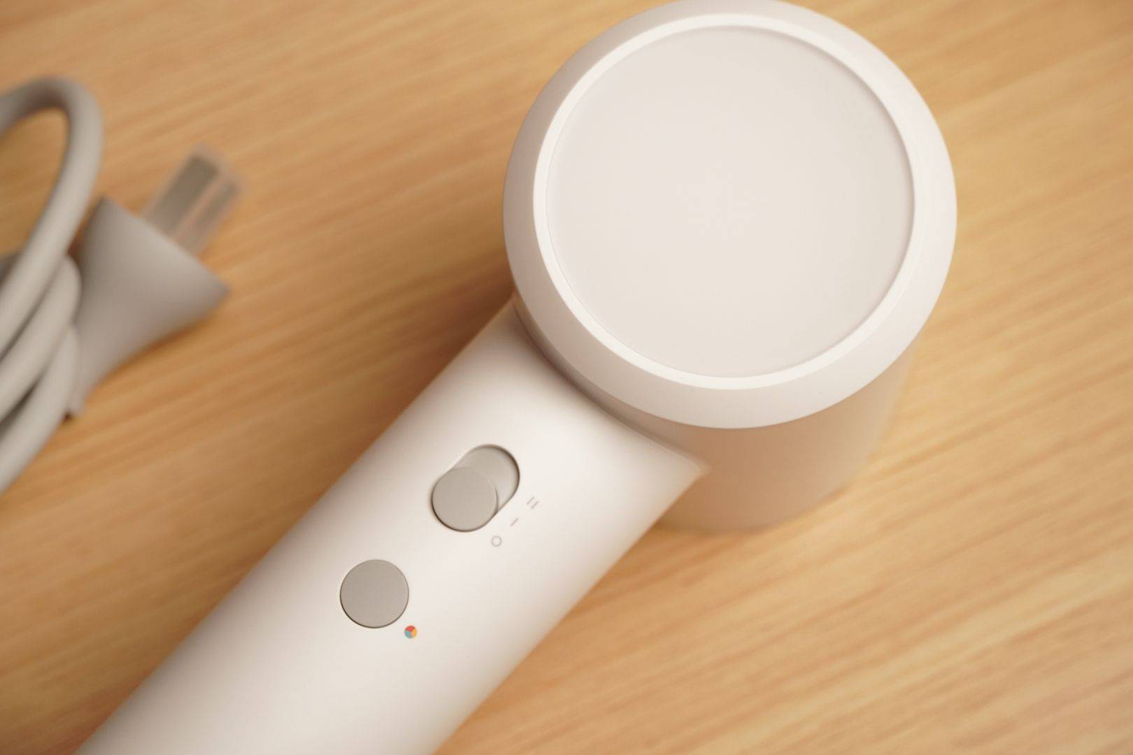 se采用了极简的包装盒,吹风机体积可以说是米家吹风机中最小的一款