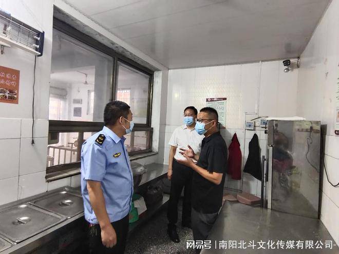 南召县人民检察院检察长刘涛一行到乔端镇中 检查学校食品安全工作