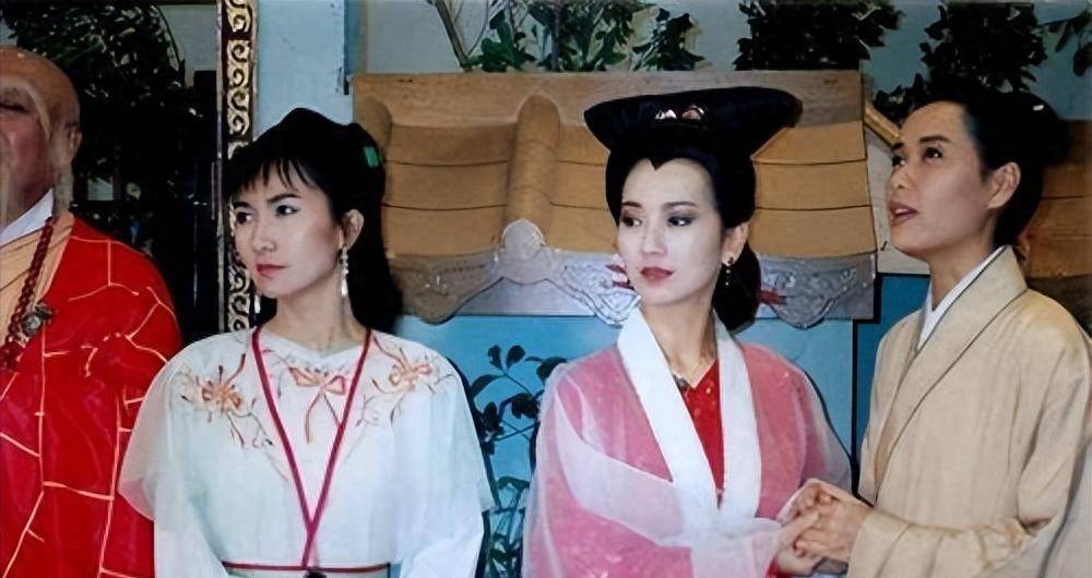 《新白娘子传奇》:白蛇保护许仙,小青保护白蛇,法海破坏白许的爱情